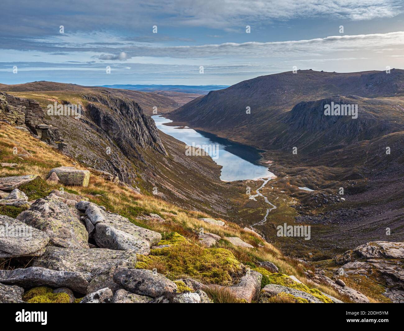 Vue sur le Loch Avon sauvage et isolé au cœur du parc national de Cairngorm, en Écosse Banque D'Images