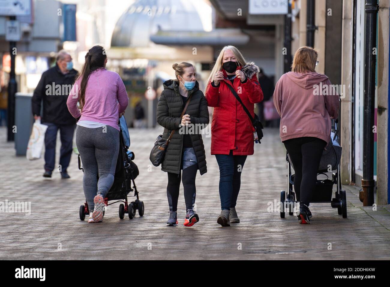 Motherwell, Écosse, Royaume-Uni. 25 novembre 2020. Centre commercial Motherwell dans le Lanarkshire du Nord, très calme pendant le confinement sévère de niveau 4 imposé par le gouvernement écossais. Les entreprises non essentielles, les bars, les restaurants et les magasins sont fermés. La plupart des régions centrales de l'Écosse sont sous le plus haut niveau de confinement. Crédit. Iain Masterton Banque D'Images