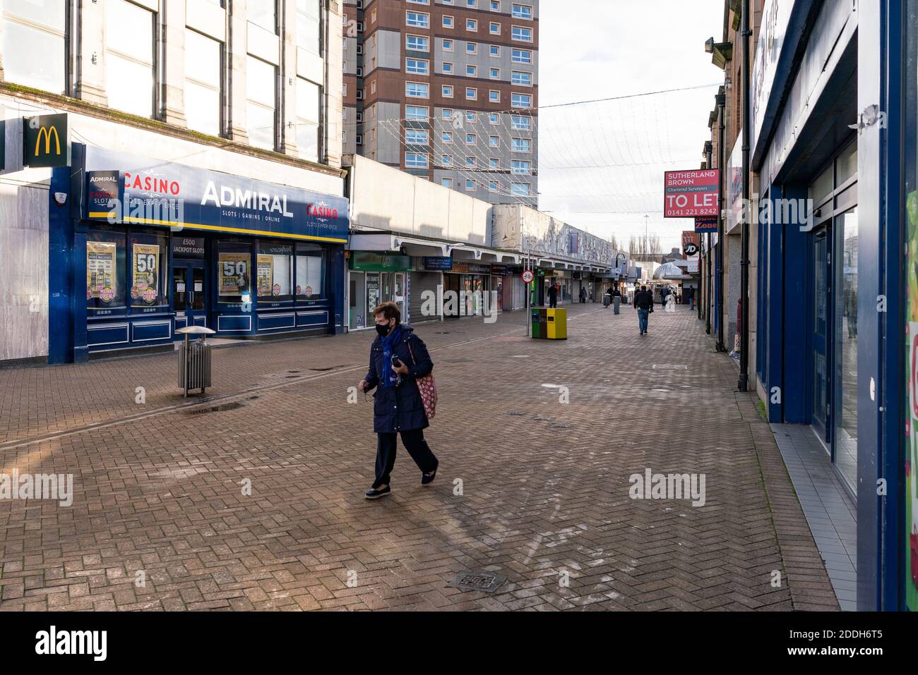 Motherwell, Écosse, Royaume-Uni. 25 novembre 2020. Centre commercial Motherwell dans le Lanarkshire du Nord, très calme pendant le confinement sévère de niveau 4 imposé par le gouvernement écossais. Les entreprises non essentielles, les bars, les restaurants et les magasins sont fermés. La plupart des régions centrales de l'Écosse sont sous le plus haut niveau de confinement. Crédit. Iain Masterton Banque D'Images