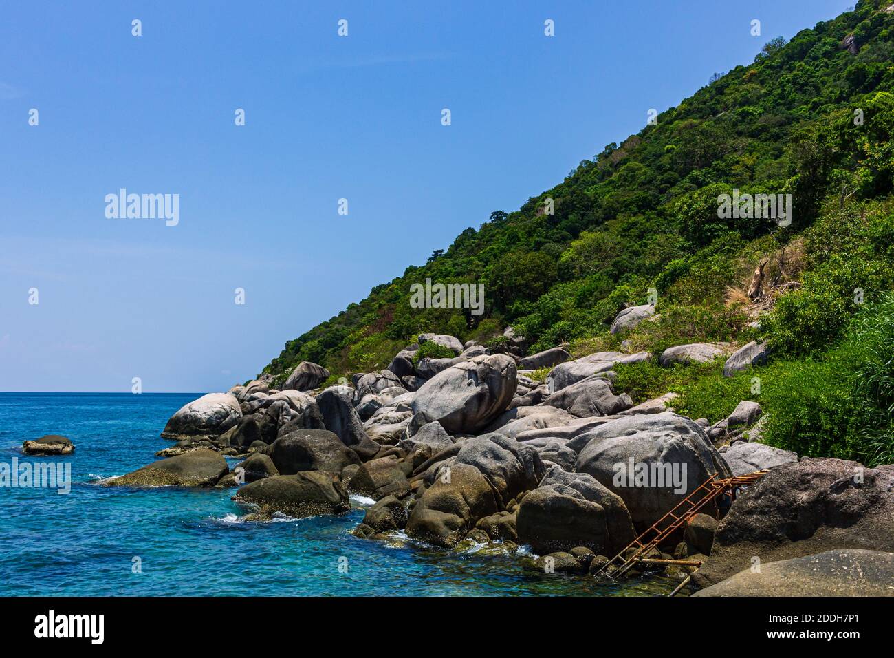 Vue sur les montagnes de l'île verte et eau de mer bleu cristal, rochers autour Banque D'Images