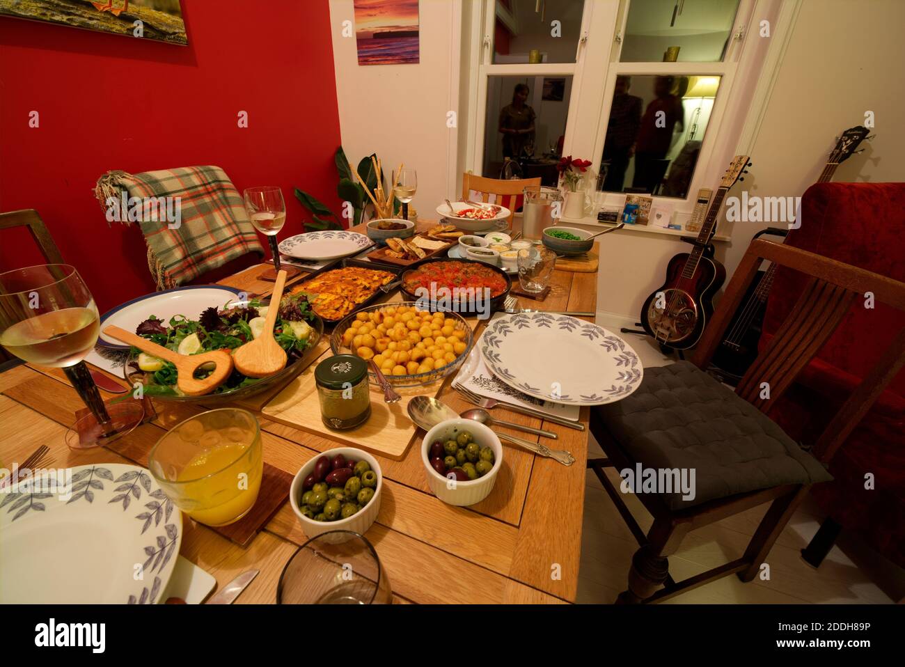 Repas de fête à la maison de famille Banque D'Images
