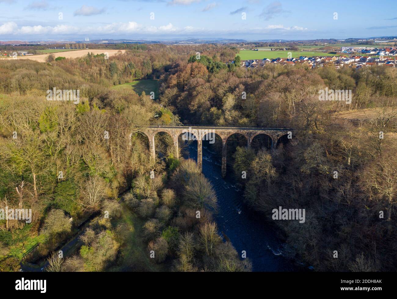 Vue aérienne du viaduc ferroviaire des camps traversant la rivière Almond dans le parc national d'Almondell et de Calderwood, Calder est, Lothian ouest. Banque D'Images Vue aérienne du viaduc ferroviaire des camps traversant la rivière Almond dans le parc national d'Almondell et de Calderwood, Calder est, Lothian ouest. Banque D'Images