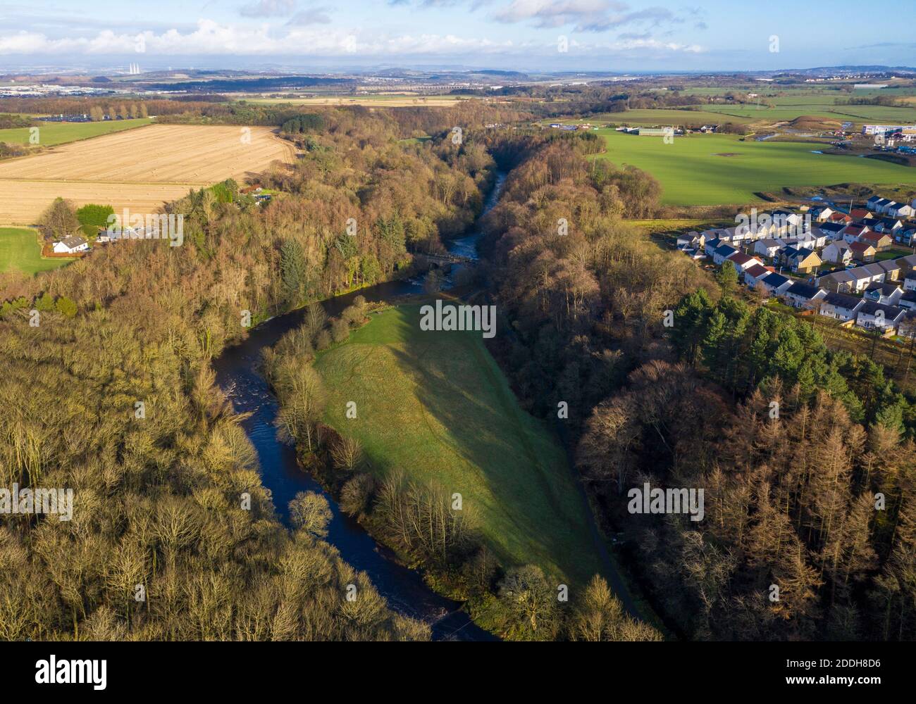 Vue aérienne de la rivière Almond dans le parc régional d'Almondell et de Calderwood, Calder est, Lothian Ouest. Banque D'Images Vue aérienne de la rivière Almond dans le parc régional d'Almondell et de Calderwood, Calder est, Lothian Ouest. Banque D'Images