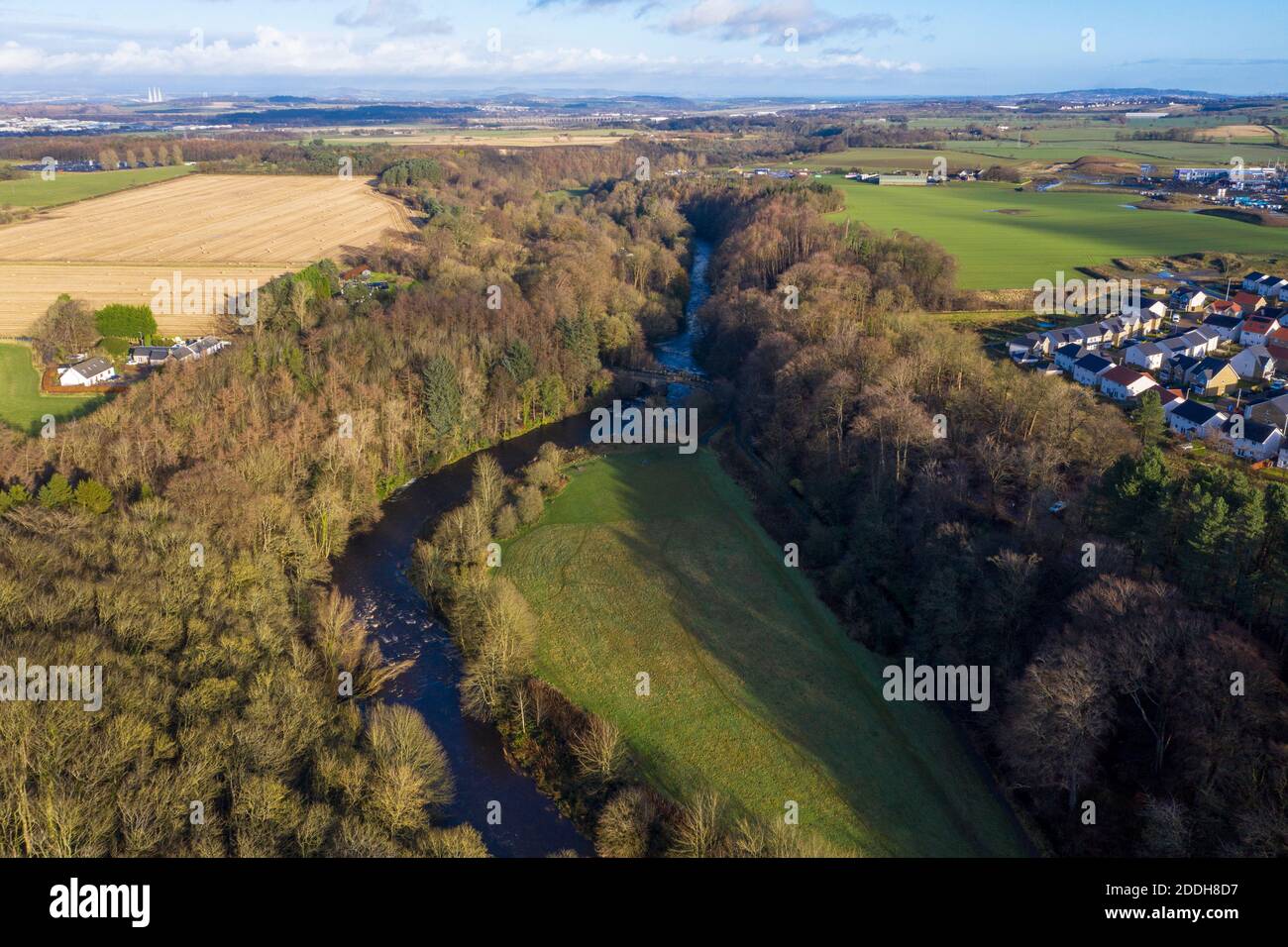 Vue aérienne de la rivière Almond dans le parc régional d'Almondell et de Calderwood, Calder est, Lothian Ouest. Banque D'Images Vue aérienne de la rivière Almond dans le parc régional d'Almondell et de Calderwood, Calder est, Lothian Ouest. Banque D'Images