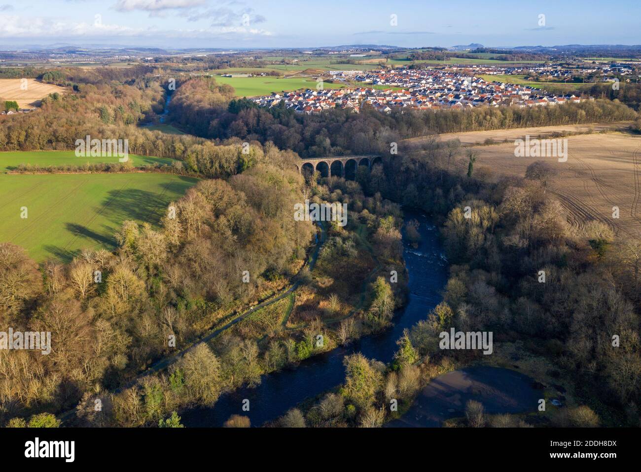 Vue aérienne du viaduc ferroviaire des camps traversant la rivière Almond dans le parc national d'Almondell et de Calderwood, Calder est, Lothian ouest. Banque D'Images Vue aérienne du viaduc ferroviaire des camps traversant la rivière Almond dans le parc national d'Almondell et de Calderwood, Calder est, Lothian ouest. Banque D'Images
