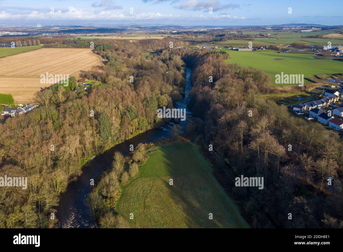 Vue aérienne de la rivière Almond dans le parc régional d'Almondell et de Calderwood, Calder est, Lothian Ouest. Banque D'Images Vue aérienne de la rivière Almond dans le parc régional d'Almondell et de Calderwood, Calder est, Lothian Ouest. Banque D'Images