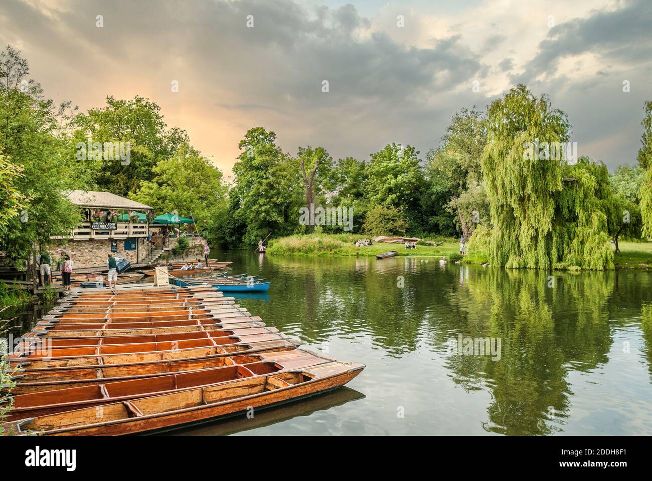 Des bateaux de croisière sur la rivière Cam à la cité universitaire médiavale de Cambridge, en Angleterre Banque D'Images