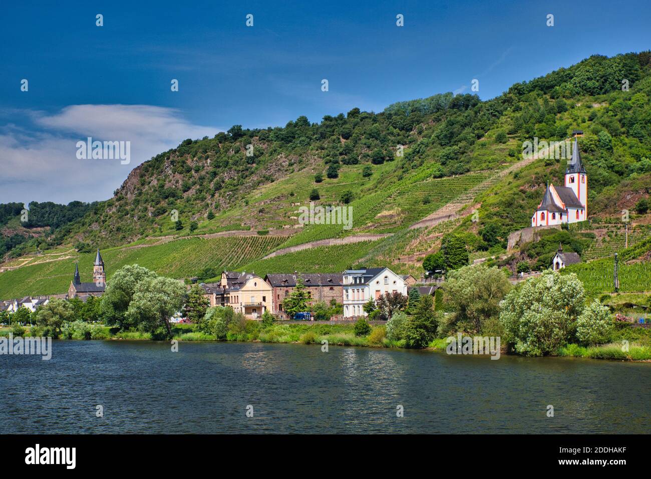 Une jolie scène sur le Rhin en Allemagne avec des maisons, des bâtiments et l'église sur la colline au-dessus du village. Banque D'Images
