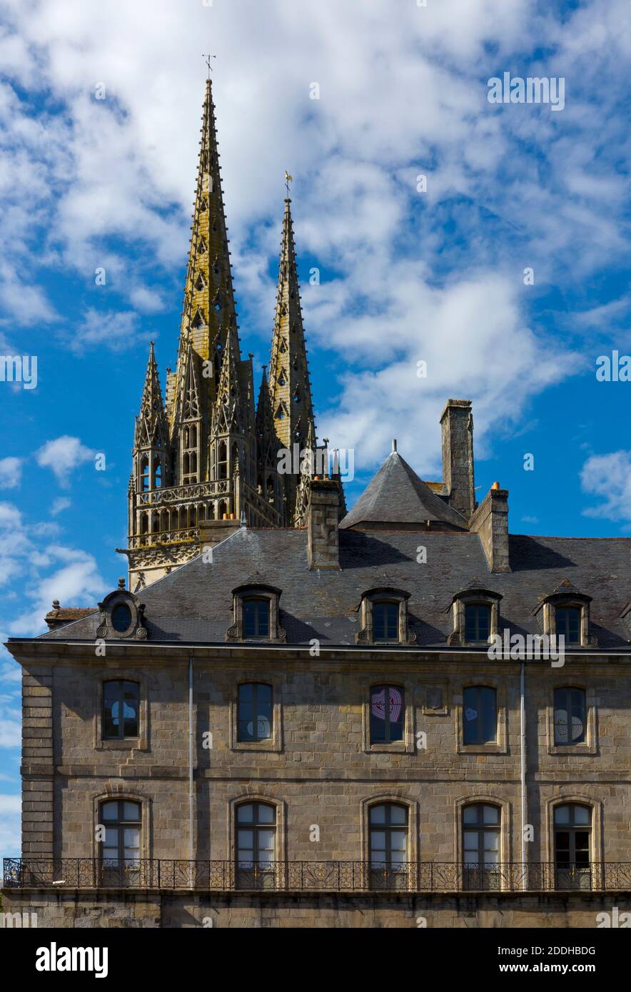 Bâtiments historiques à côté de la cathédrale Saint-Corentin à Quimper la capitale de Finisterre en Bretagne nord-ouest de la France. Banque D'Images