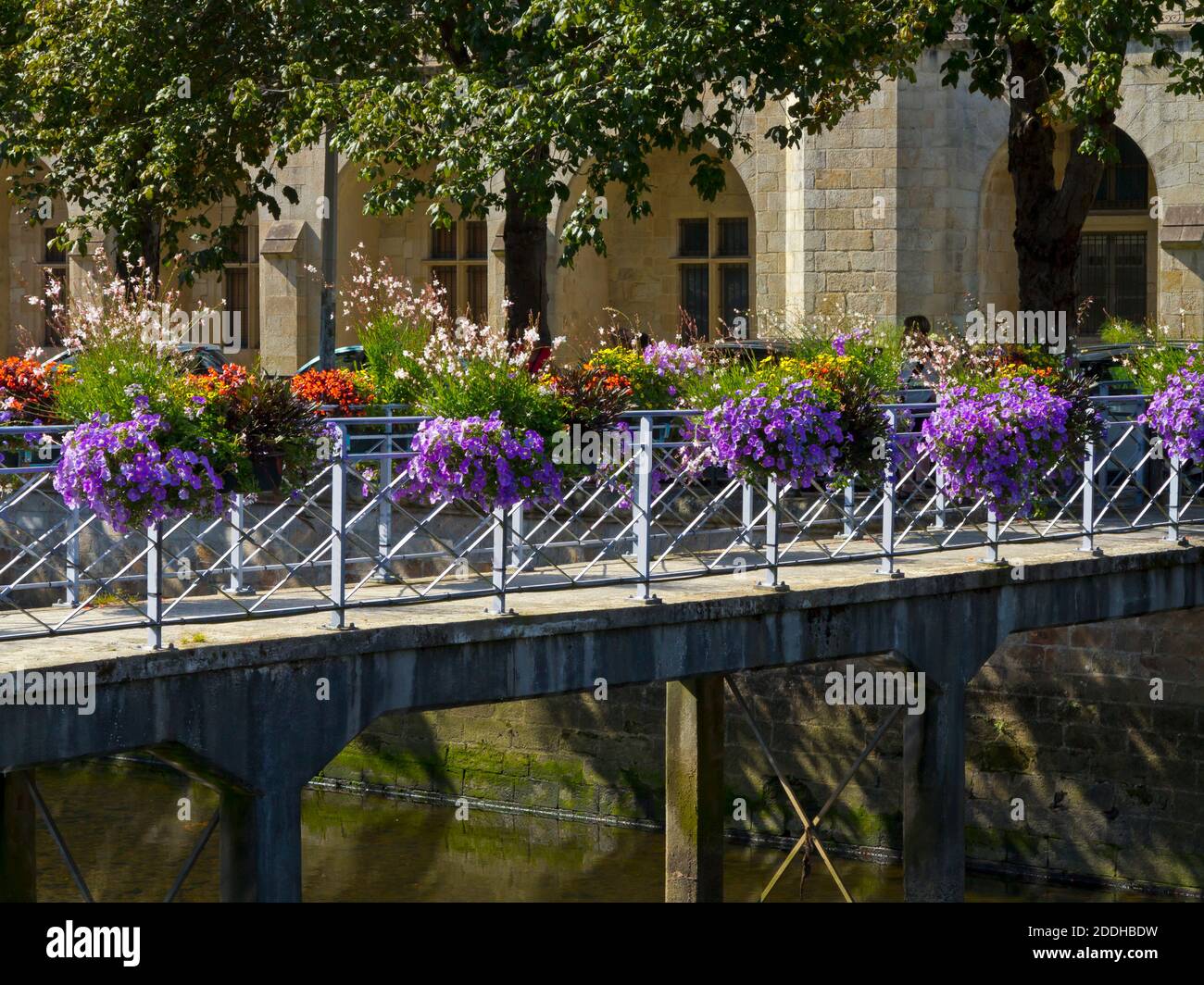Pont décoré de fleurs au-dessus de la rivière Odet dans le centre de Quimper une ville de Finistère Bretagne nord-ouest de la France. Banque D'Images
