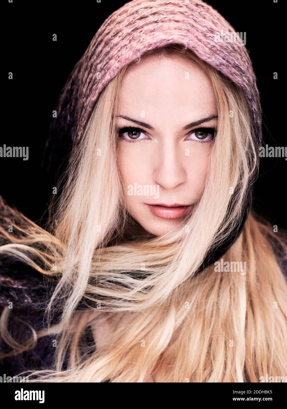Belle femme aux longs cheveux blonds avec foulard autour d'elle tête Banque D'Images