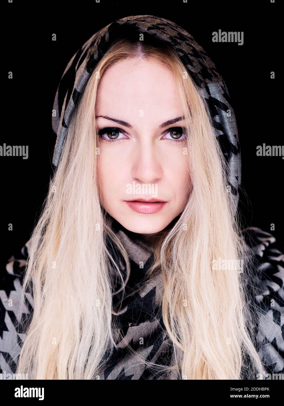 Belle femme aux longs cheveux blonds avec foulard autour d'elle tête Banque D'Images