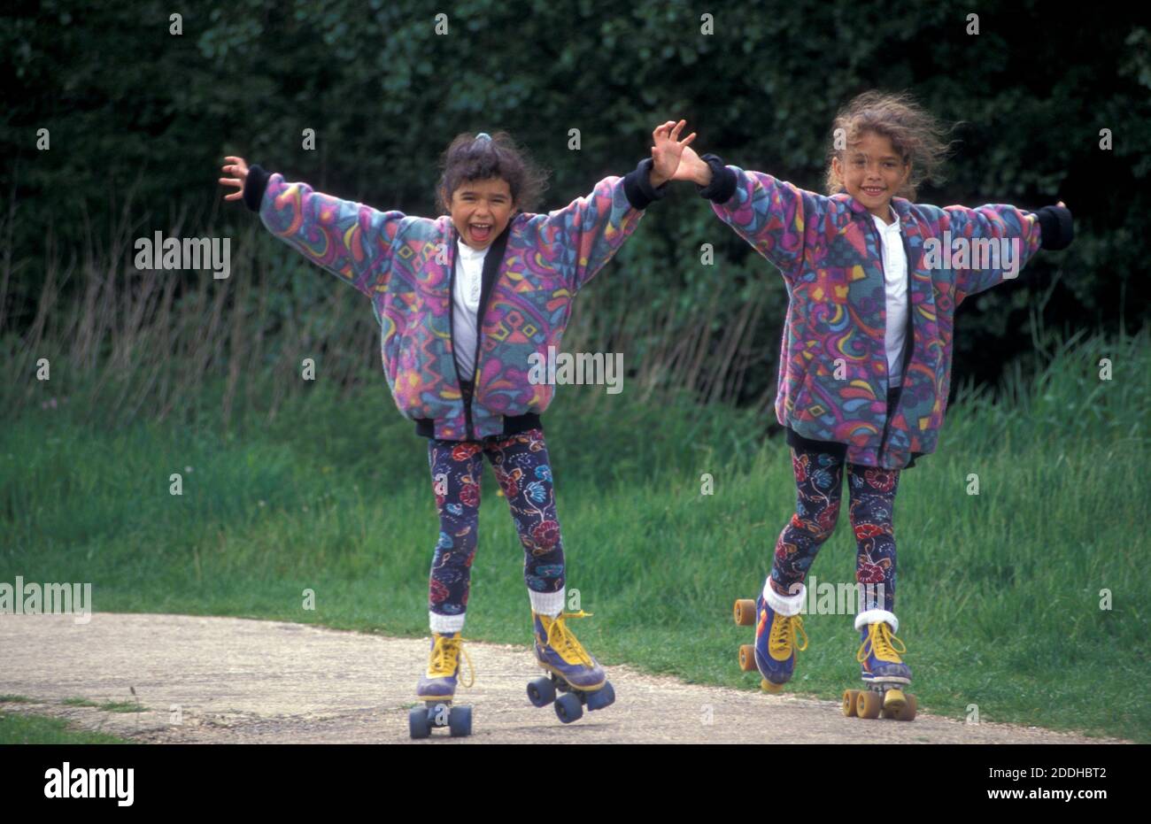 deux petites sœurs patineront à roulettes dans les années 90 Banque D'Images