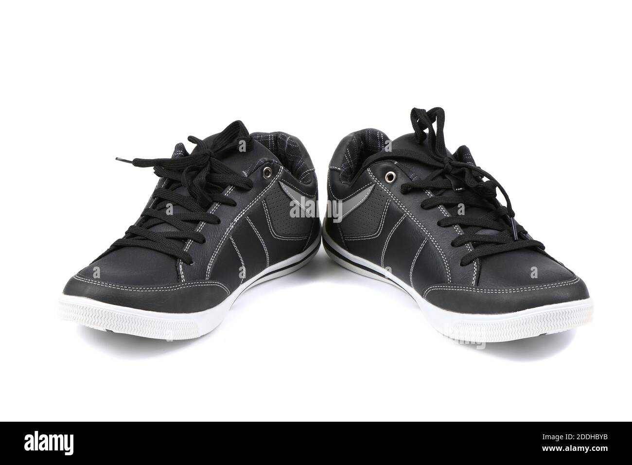 Paire de sneakers noires pour femme isolées sur fond blanc. Photo haute résolution. Profondeur de champ complète. Banque D'Images