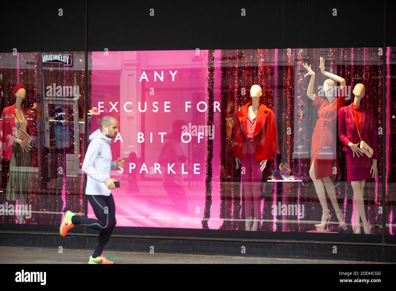 Londres, Royaume-Uni, 25 novembre 2020 : les magasins de Londres ne sont ouverts que pour Click and Collect jusqu'au 2 décembre, date de la fin du confinement en anglais. Le maire de Londres, Sadiq Khan, a déclaré qu'il voulait que Londres soit au niveau 2 des restrictions post-verrouillage. Anna Watson/Alay Live News Banque D'Images