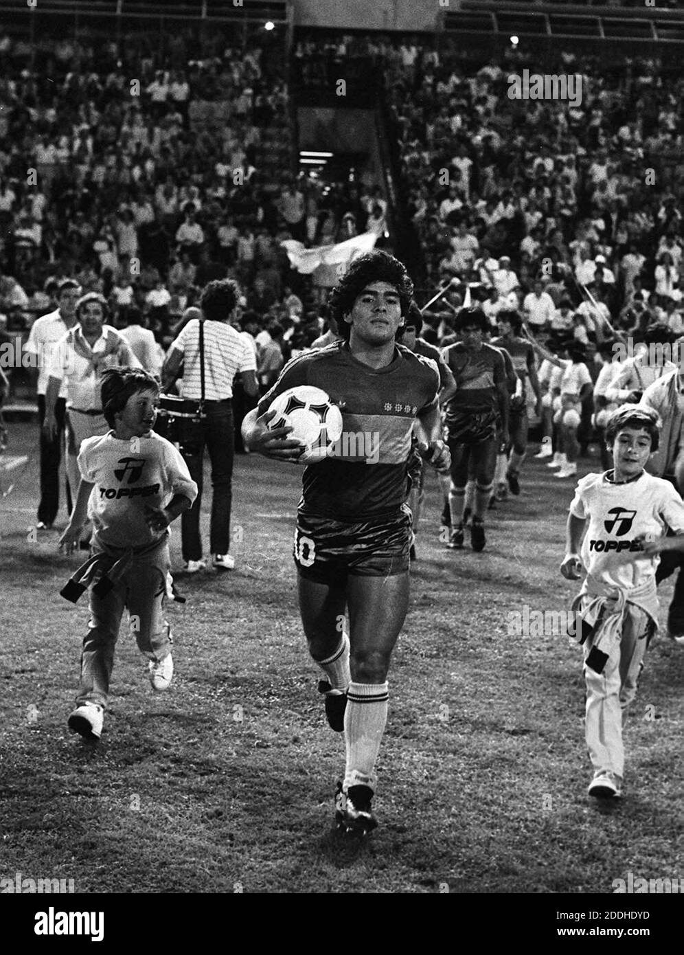 Diego Maradona jouant pour Boca Juniors dans le stade de la Bombonera, 1982 Banque D'Images