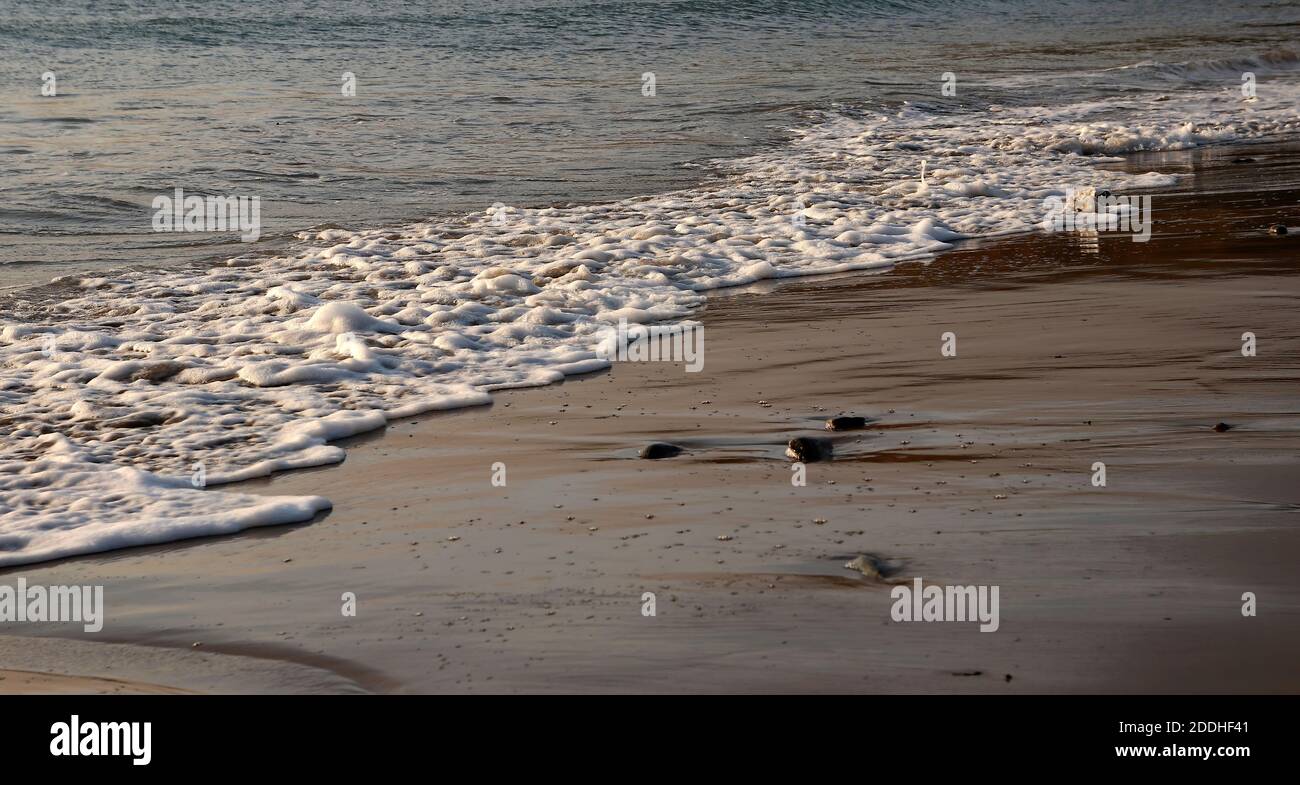 Vagues rouleaux se brisant sur le rivage de la plage Banque de ...