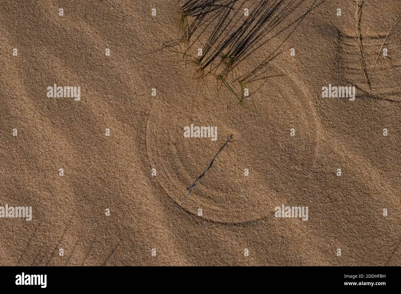 Cercles sur la plage de sable dans la baie méditerranéenne avec kitting personnes sur fond Banque D'Images