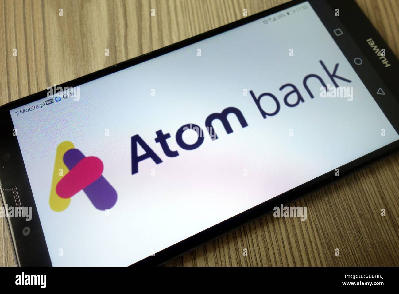 KONSKIE, POLOGNE - 21 décembre 2019 : logo Atom Bank plc sur téléphone mobile Banque D'Images