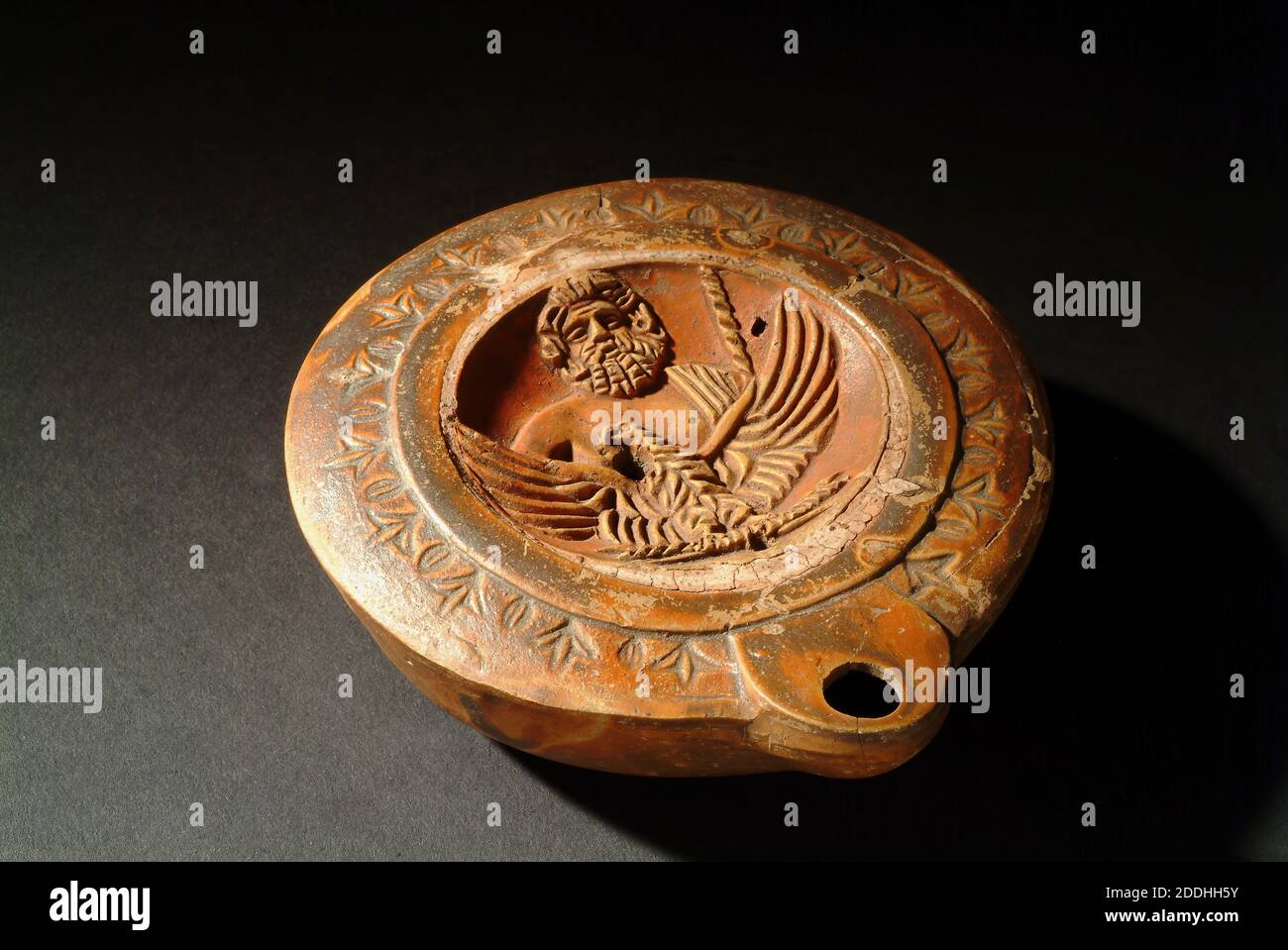 Lampe de poterie décorée de buste de Zeus avec son aigle, ses griffes saisissant un boulon de tonnerre, céramique, romain classique, lampe, Antiquités, civilisations anciennes Banque D'Images