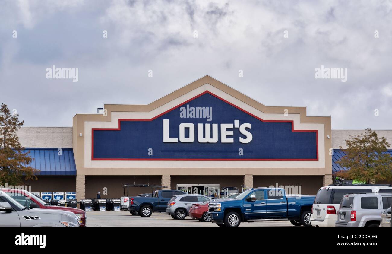 Houston, Texas États-Unis 11-20-2020: La façade de la construction de Lowe avec parking à Houston, Texas. Entreprise de vente au détail d'aménagement intérieur aux États-Unis et au Canada. Banque D'Images