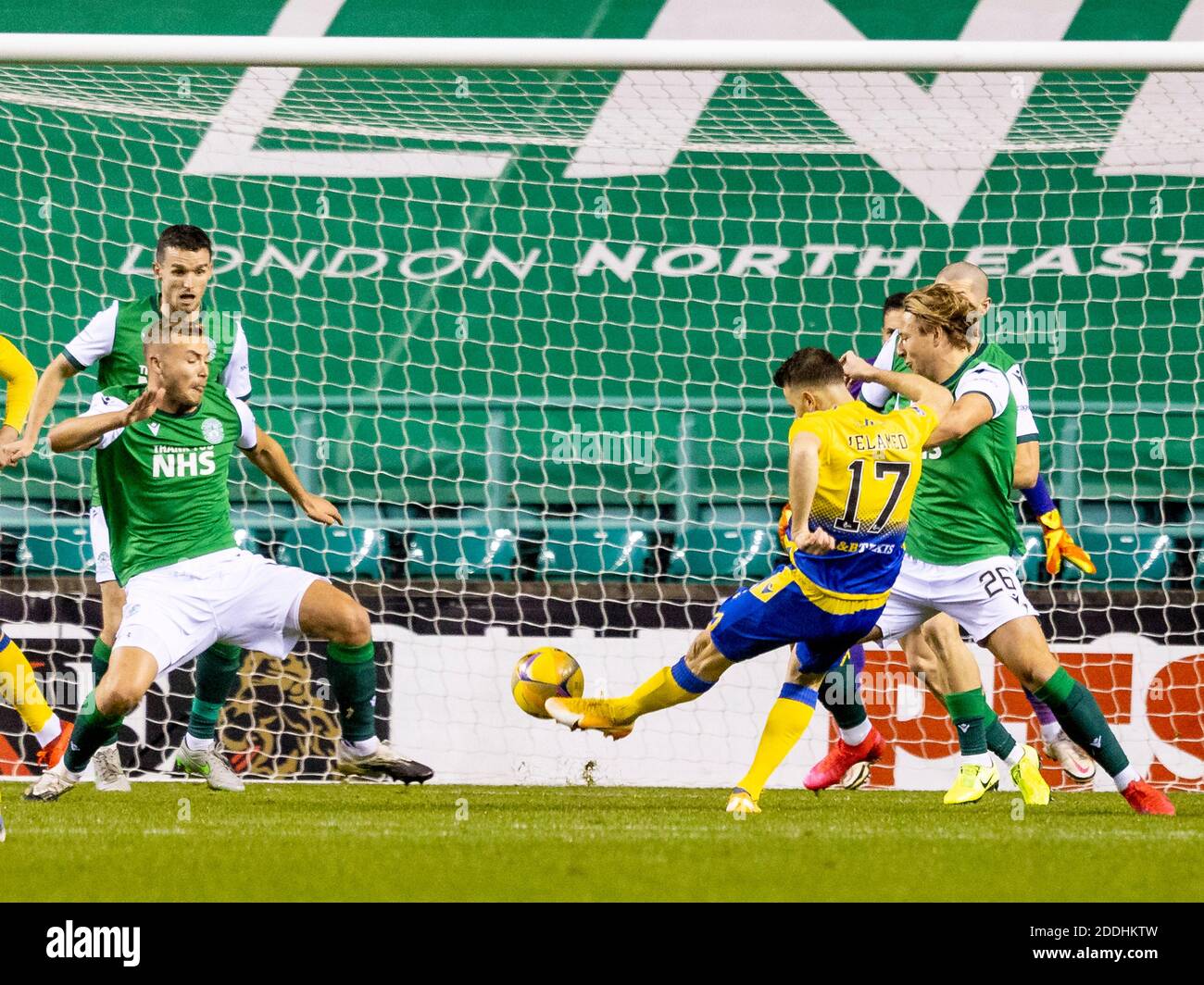 Easter Road, Édimbourg, Écosse, Royaume-Uni. 24 novembre 2020 Guy Melamed de St Johnstone tourné en prison pendant le match Scottish Premiership contre Hibern Banque D'Images