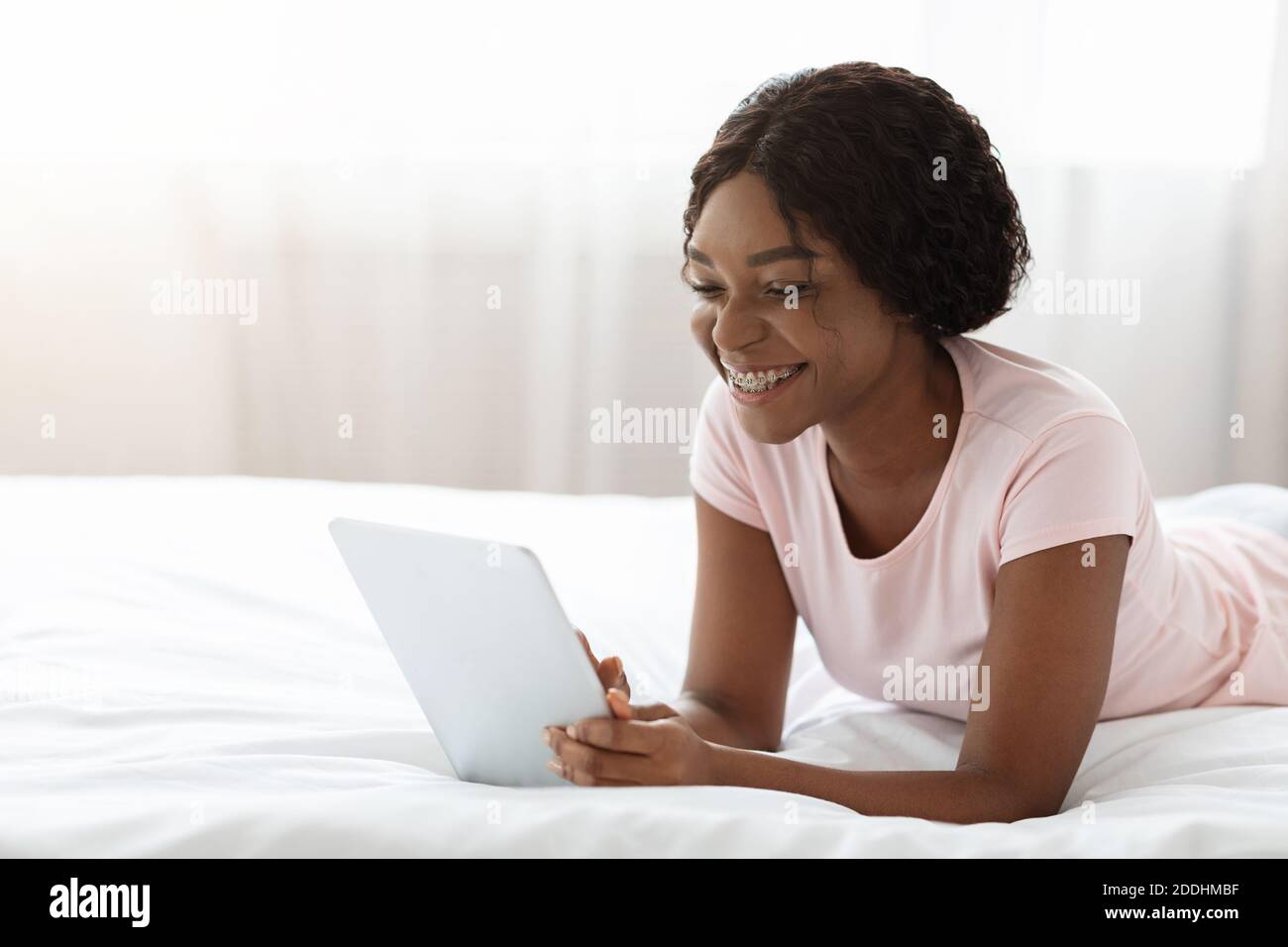 Bonne femme africaine appréciant le week-end, en posant avec matelas sur le  lit Photo Stock - Alamy