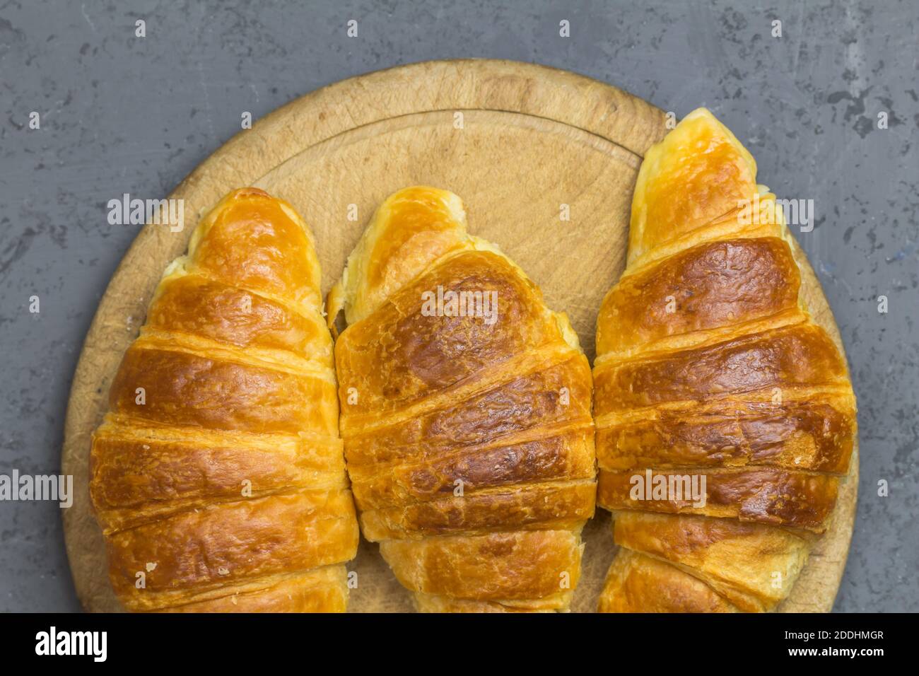 Trois croissants sur une planche en bois - vue du dessus gros plan Banque D'Images