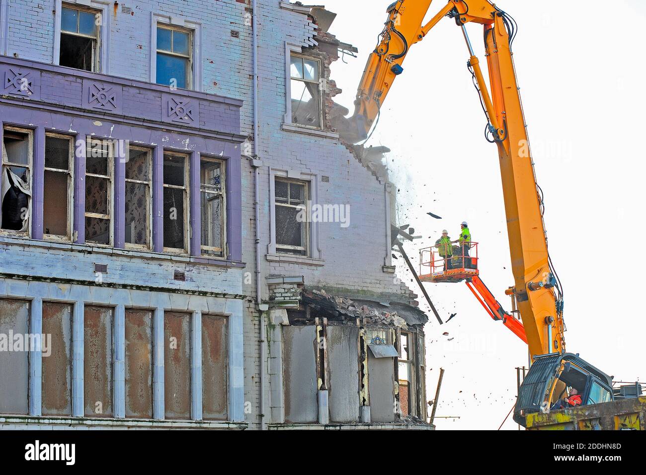 L'hôtel Ambassador à Blackpool fermé depuis 2013 subit Démolition d'urgence après la crainte que le bâtiment pourrait s'effondrer.le bâtiment j'avais été converti en appartements de luxe Banque D'Images