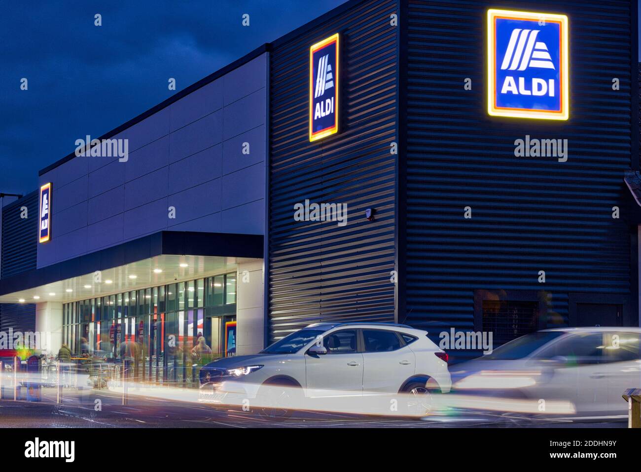 Le supermarché Aldi, les clients et les voitures sont mis en file d'attente à l'extérieur pour les articles essentiels lors du confinement national en raison du code-19 en Angleterre, au Royaume-Uni Banque D'Images