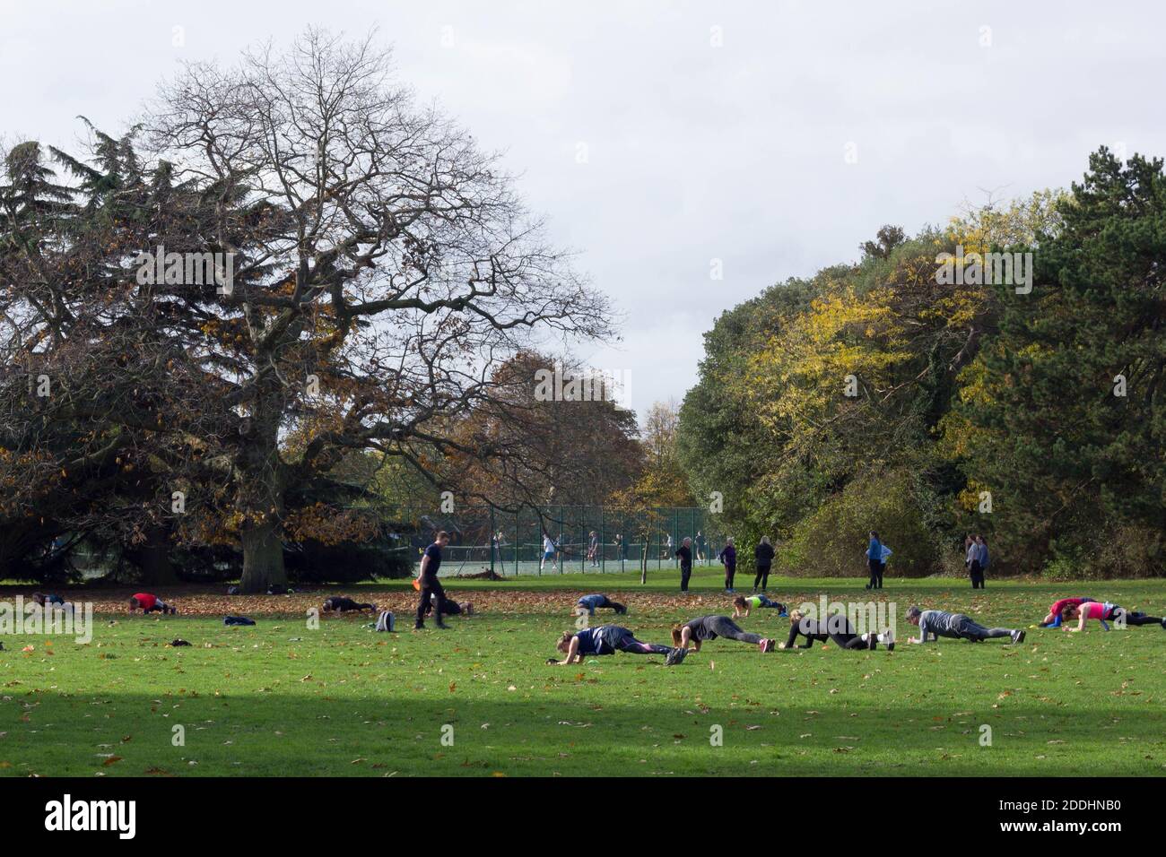 Les gens qui font de l'exercice en plein air dans Greenwich Park avant le confinement national Commencé en décembre 2020 pour arrêter l'épandage de covid19 Angleterre Banque D'Images