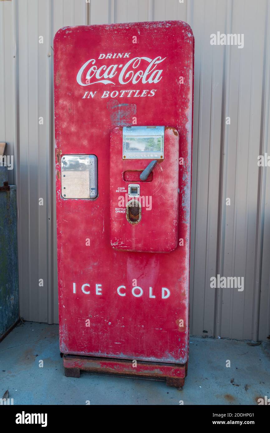 Ancien Coca-Cola vintage distributeur automatique intact avec des pièces  d'origine et une certaine patine debout à l'extérieur contre un bâtiment  Photo Stock - Alamy