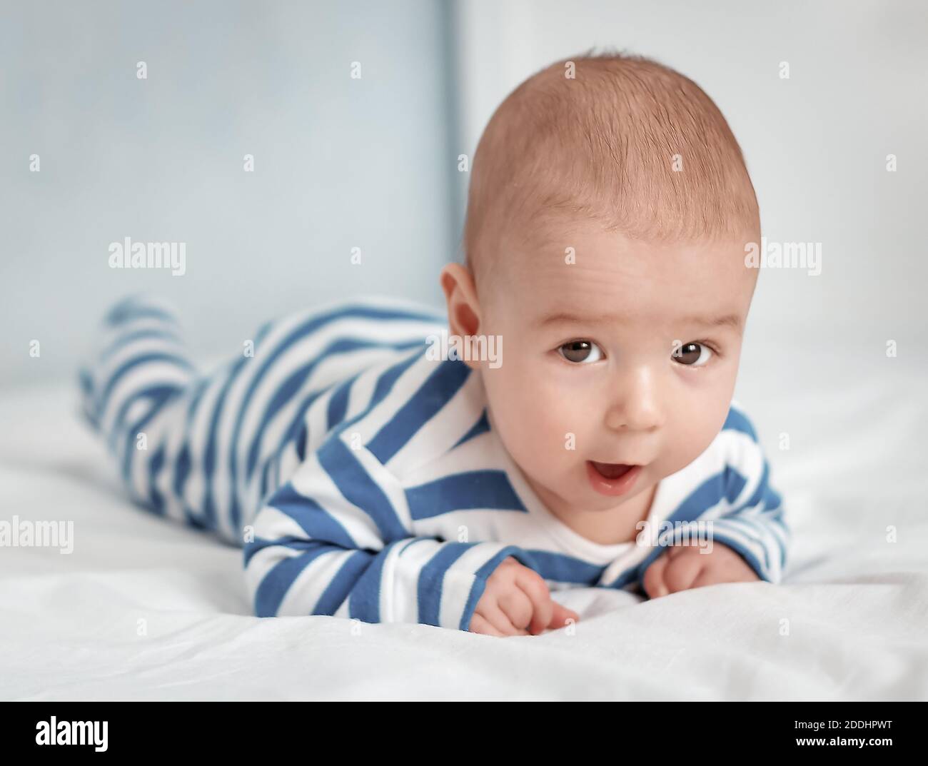 Petit Bebe Mignon Couche Dans Le Lit Photo Stock Alamy