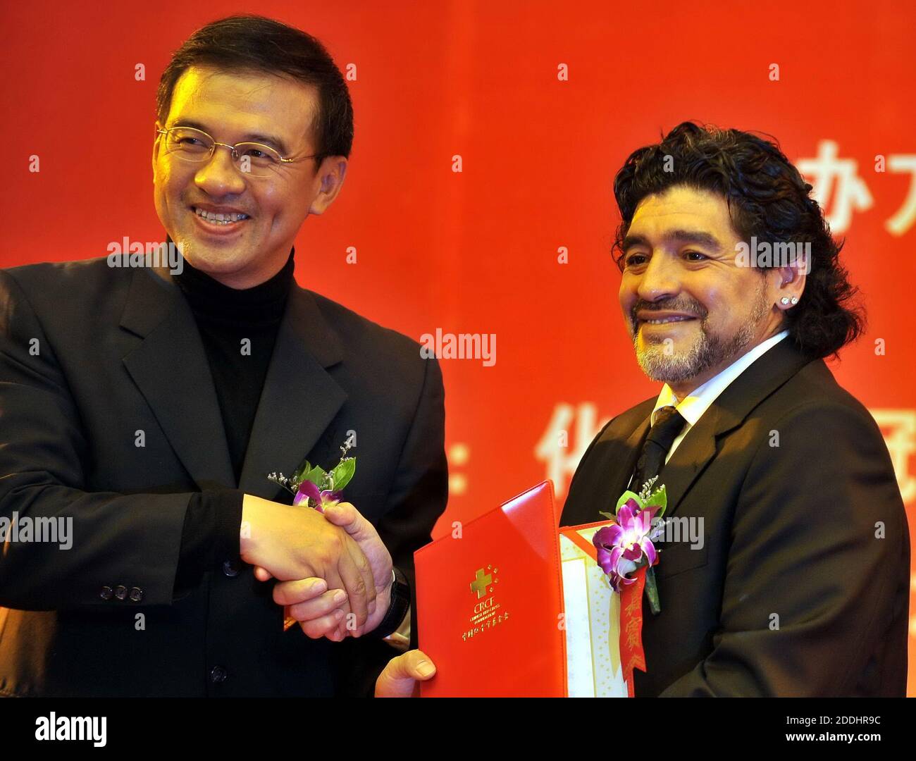 DOSSIER : 25 novembre 2020. Diego Maradona Dies à 60 ans. Photo prise: 04.11.2010 Beijing, CHINE; Diego Maradona, légende du football argentin, participe à une conférence de presse sur le réchauffement de la Chine, un projet caritatif de la Fondation chinoise de la Croix-Rouge (CRCF) consacré à aider à soigner les patients atteints de cancer souffrant de la pauvreté dans tout le pays. Crédit : images de sports action plus/Alamy Live News Banque D'Images