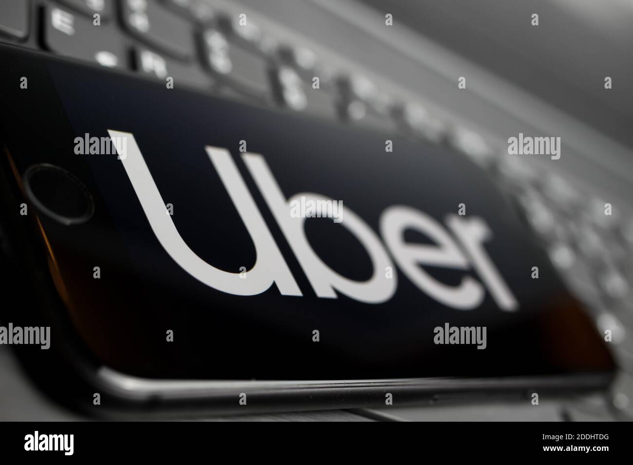 Viersen, Allemagne - mai 9. 2020: Gros plan de téléphone mobile isolé avec compagnie de transport de passagers Uber logo lettering sur ordinateur keyboa Banque D'Images