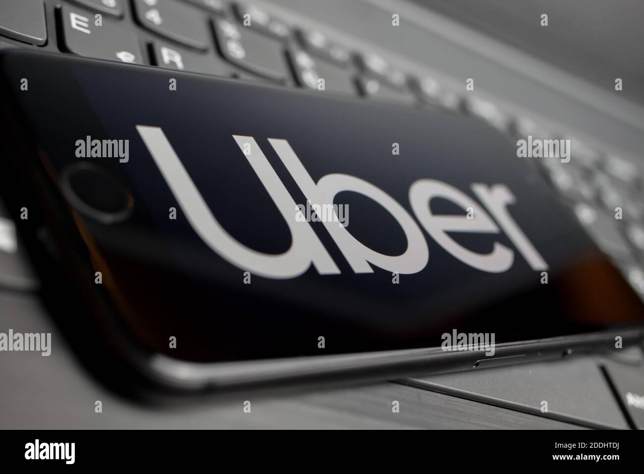 Viersen, Allemagne - mai 9. 2020: Gros plan de téléphone mobile isolé avec compagnie de transport de passagers Uber logo lettering sur ordinateur keyboa Banque D'Images