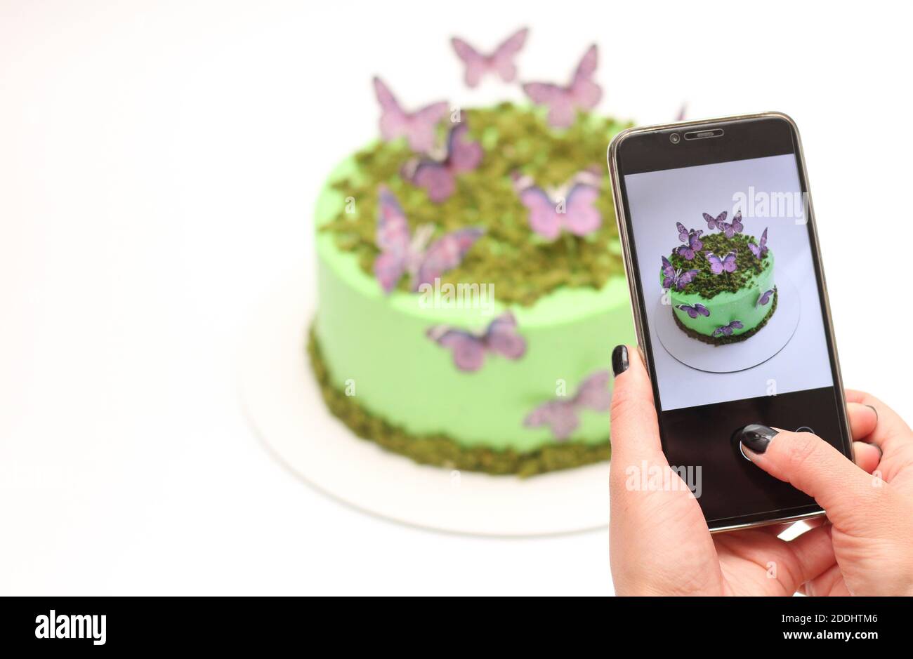 La Main D Une Femme Tient Un Telephone Et Prend Une Photo De Un Beau Gateau Photo Stock Alamy La Main D Une Femme Tient Un Telephone Et Prend Une Photo De Un Beau Gateau Photo Stock Alamy