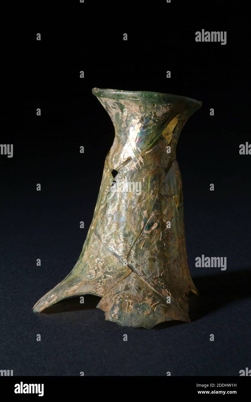 Fragment de cou de verre urinal trouvé au château de Weoley, Birmingham, histoire sociale, verre, histoire de Birmingham, Antiquités, Medieval Banque D'Images