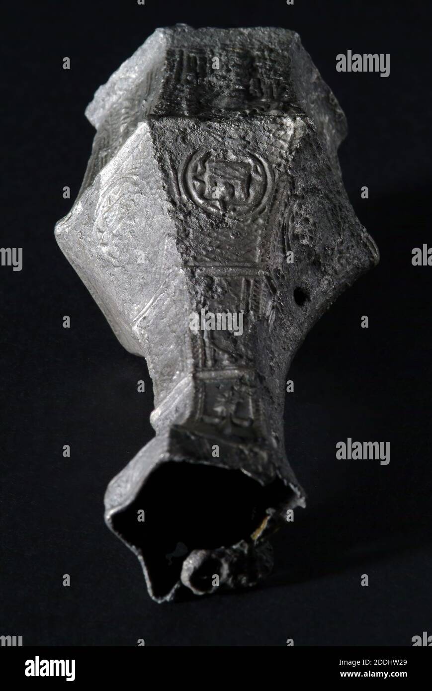 Tin Communion Cruet, trouvé au château de Weoley, Birmingham Banque D'Images