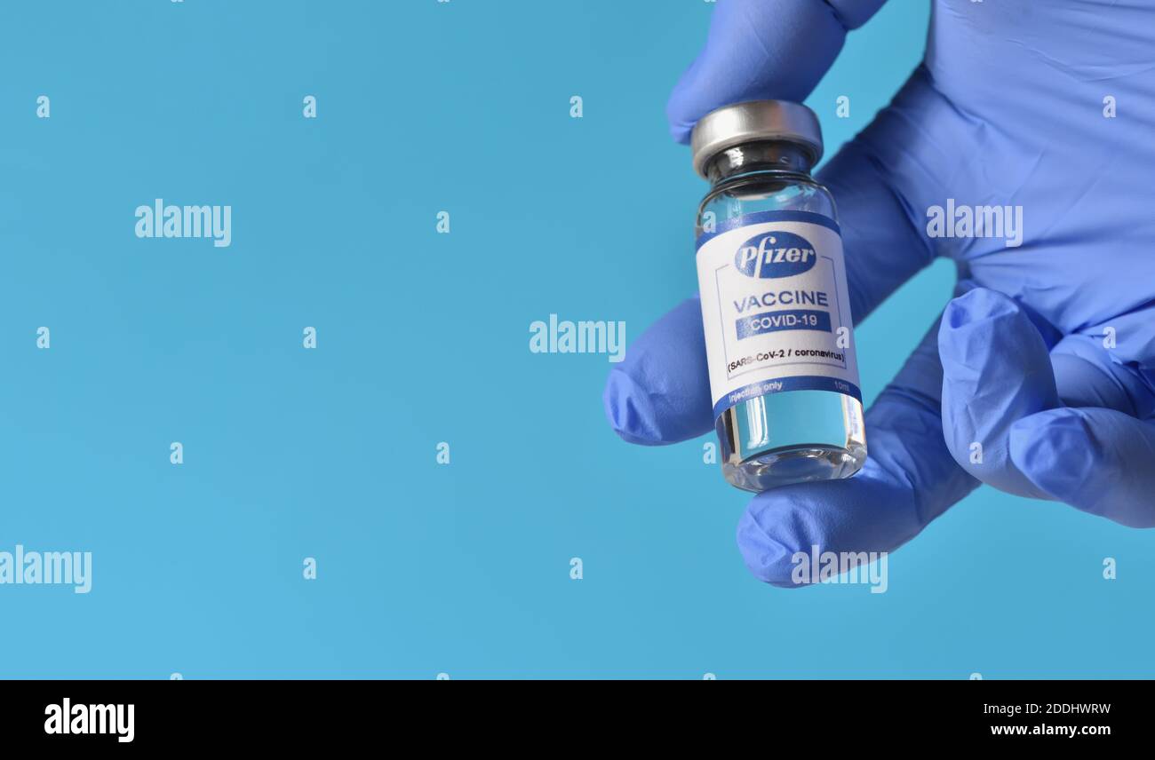 STARIY OSKOL, RUSSIE - 23 NOVEMBRE 2020 : concept de prévention et de protection du coronavirus et vaccin Pfizer dans les mains gantées Banque D'Images