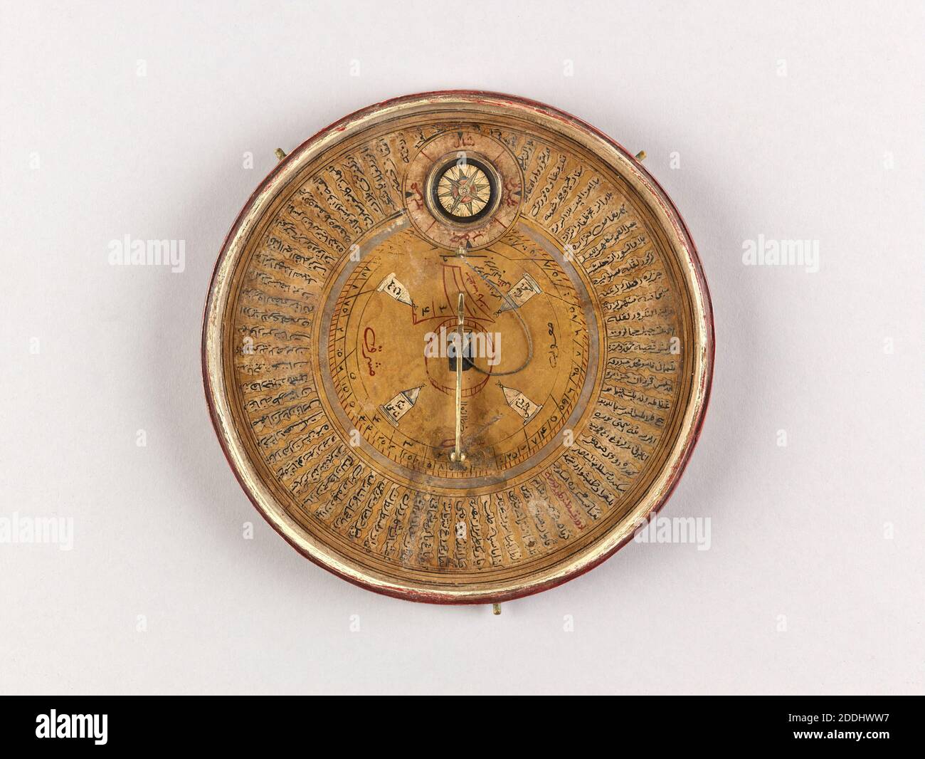 Qibla Indicator, 1700-1825 également connu sous le nom de Qibla Compass, les indicateurs Qibla sont utilisés pour trouver la direction et le temps de la prière par les fidèles musulmans. Selon les principes centraux (ou cinq piliers) de l'Islam, ils doivent prier cinq fois par jour., Arts appliqués, religion, Islam Banque D'Images