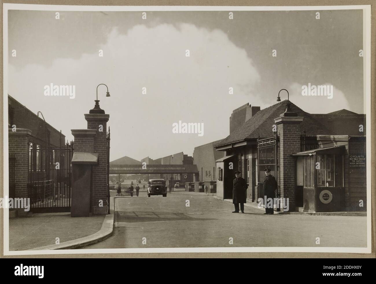 Album photo: WWII Castle Bromwich Airplane Factory, Birmingham 1940-46, Manufacturers: Vickers Armstrong, extrait d'un album contenant environ 50 photographies en noir et blanc. Y compris l'usine d'avions de Castle Bromwich et d'autres usines à travers le pays, pendant la Seconde Guerre mondiale Banque D'Images
