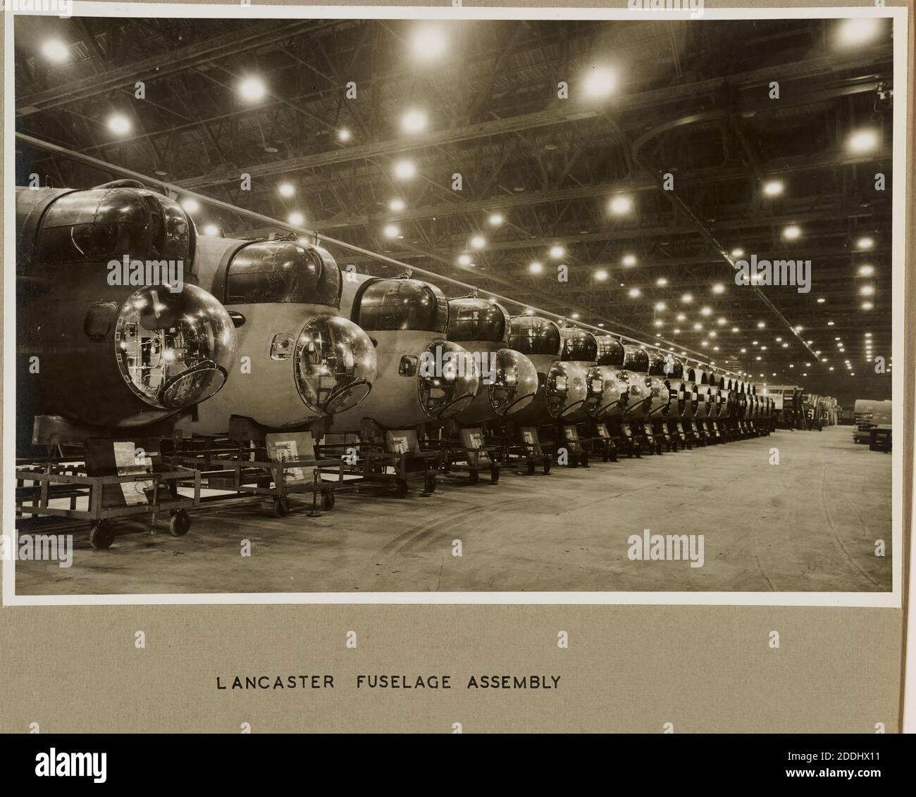 Album photo: WWII Castle Bromwich Airplane Factory, Birmingham 1940-46, Manufacturers: Vickers Armstrong, extrait d'un album contenant environ 50 photographies en noir et blanc. Y compris l'usine d'avions de Castle Bromwich et d'autres usines à travers le pays, pendant la Seconde Guerre mondiale Banque D'Images