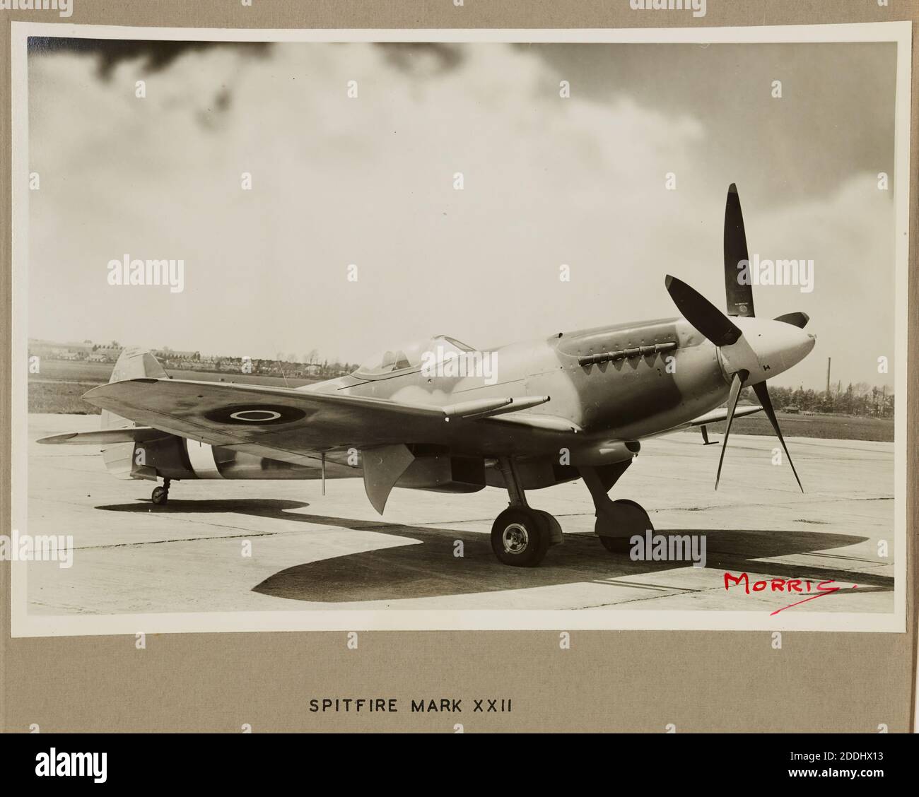 Album photo: WWII Castle Bromwich Airplane Factory, Birmingham 1940-46, Manufacturers: Vickers Armstrong, extrait d'un album contenant environ 50 photographies en noir et blanc. Y compris l'usine d'avions de Castle Bromwich et d'autres usines à travers le pays, pendant la Seconde Guerre mondiale Banque D'Images