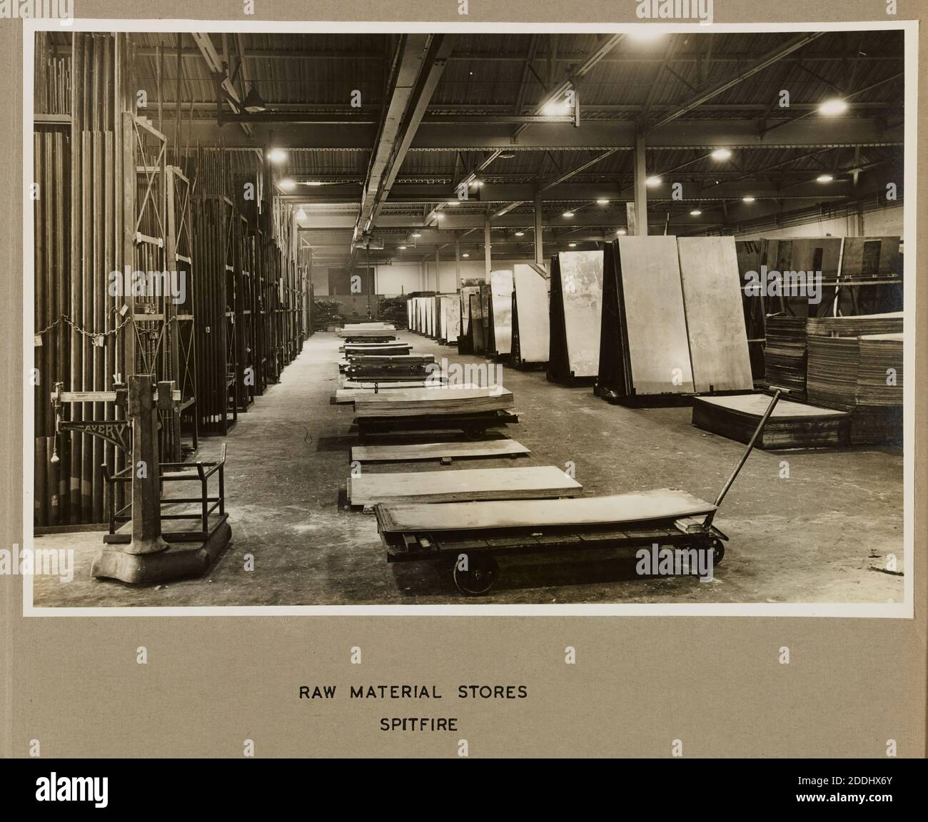 Album photo: WWII Castle Bromwich Airplane Factory, Birmingham 1940-46, Manufacturers: Vickers Armstrong, extrait d'un album contenant environ 50 photographies en noir et blanc. Y compris l'usine d'avions de Castle Bromwich et d'autres usines à travers le pays, pendant la Seconde Guerre mondiale Banque D'Images