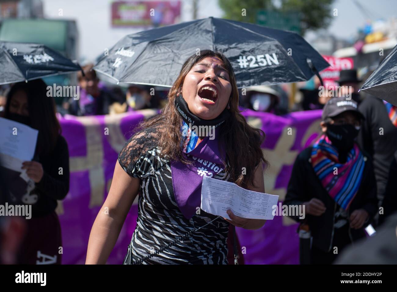 La Paz, Bolivie. 25 novembre 2020. Une femme portant un protecteur de bouche et de nez avec les mots « Justice, maintenant! » Crient des slogans lors d'une manifestation organisée à l'occasion de la Journée internationale contre la violence à l'égard des femmes. Credit: Radoslaw Czajkowski/dpa/Alay Live News Banque D'Images