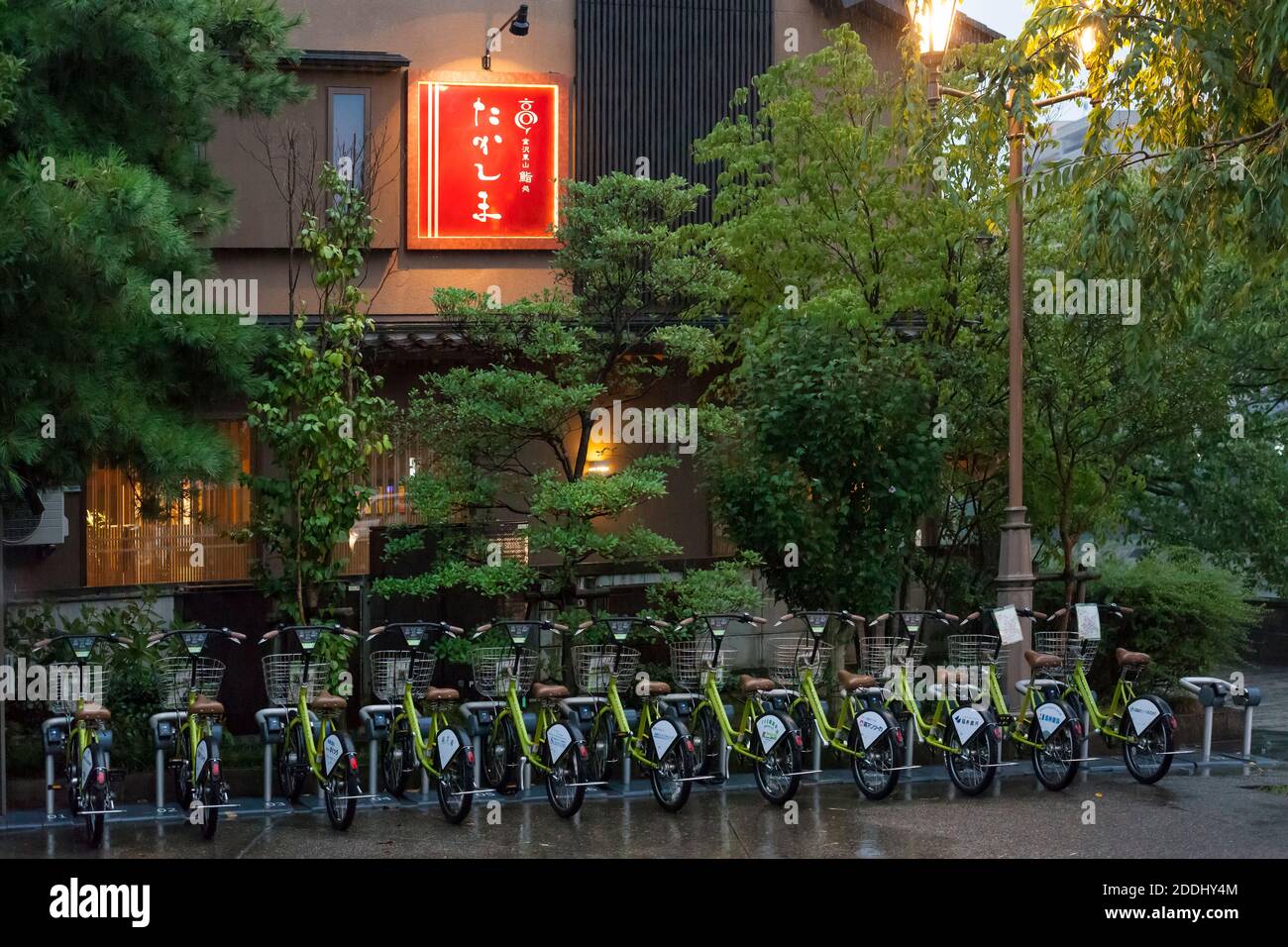 Vue horizontale d'un parking de location de vélos à Higashi-chaga-gai, dans le quartier de Geisha, Kanazawa, Japon Banque D'Images