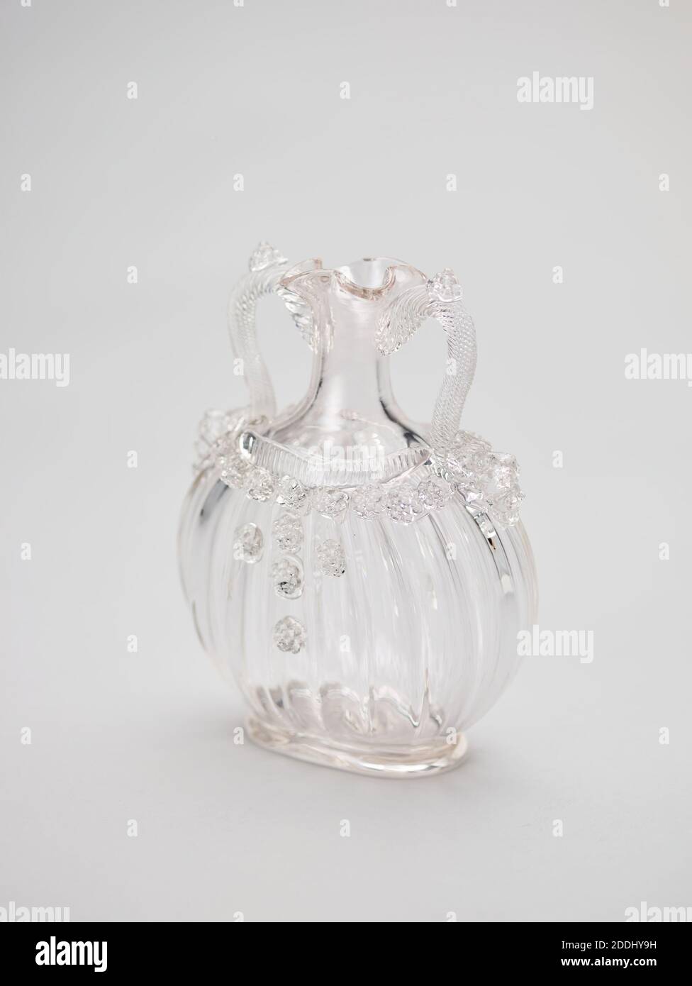 Voir 1 vase sur 2, 1860-1890 fabriqué par Barnes & Co, Applied Arts, GlassPre-Raphaelite Banque D'Images