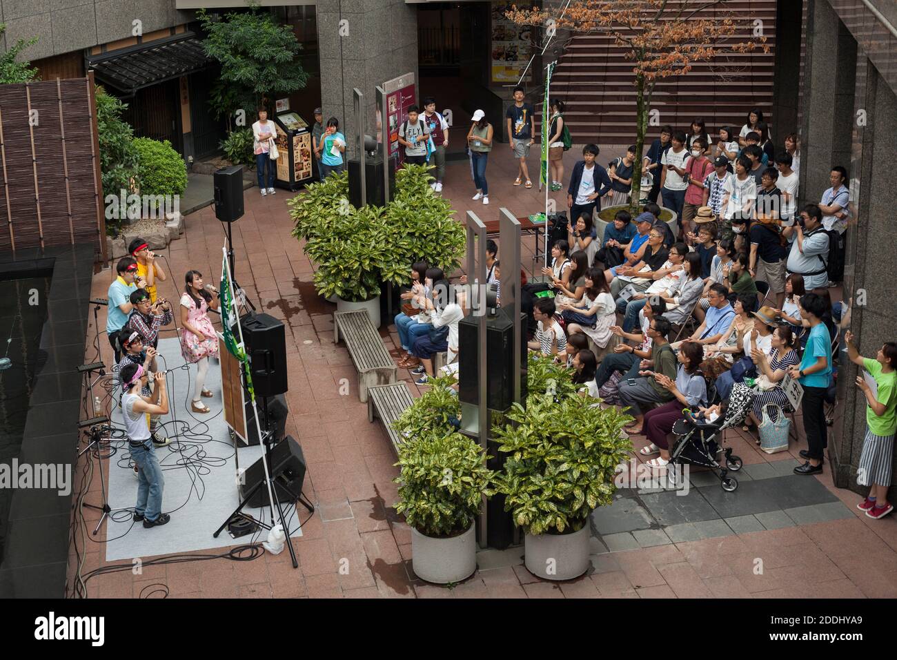 Vue aérienne horizontale du concert de rue d'un groupe pop, Kanazawa, Japon Banque D'Images
