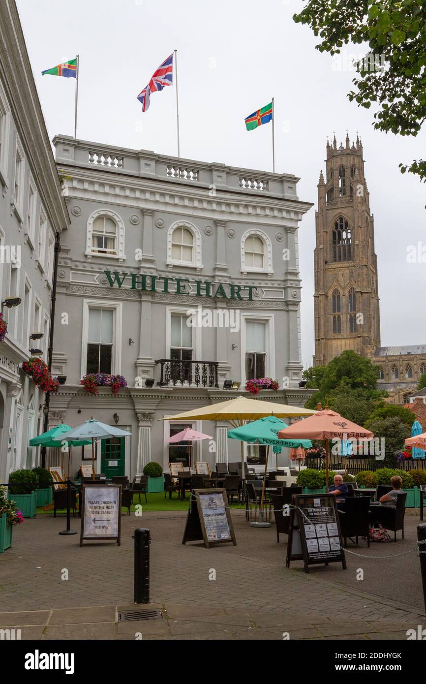 The White Hart Hotel, Eatery and Coffee House avec l'église St Botolph derrière, Boston, Lincolnshire, Royaume-Uni. Banque D'Images